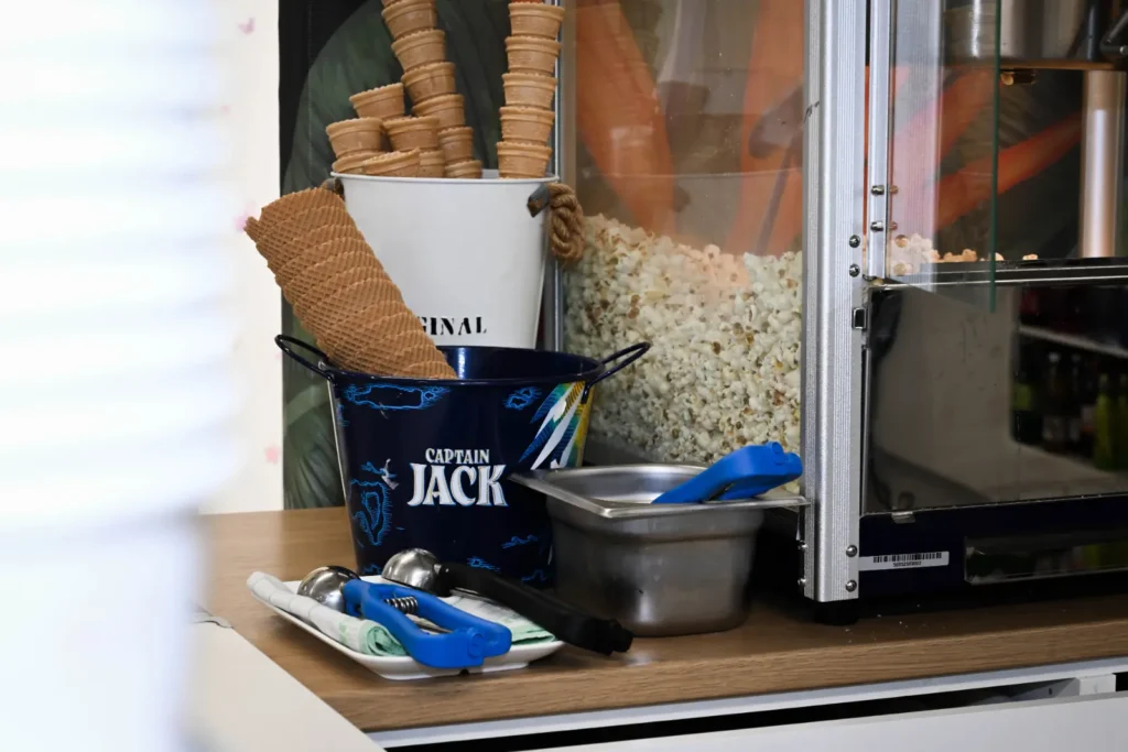 Stroj na popcorn s čerstvým popcornom a kornútkami na zmrzlinu v občerstvení Dinopark Nové Zámky.