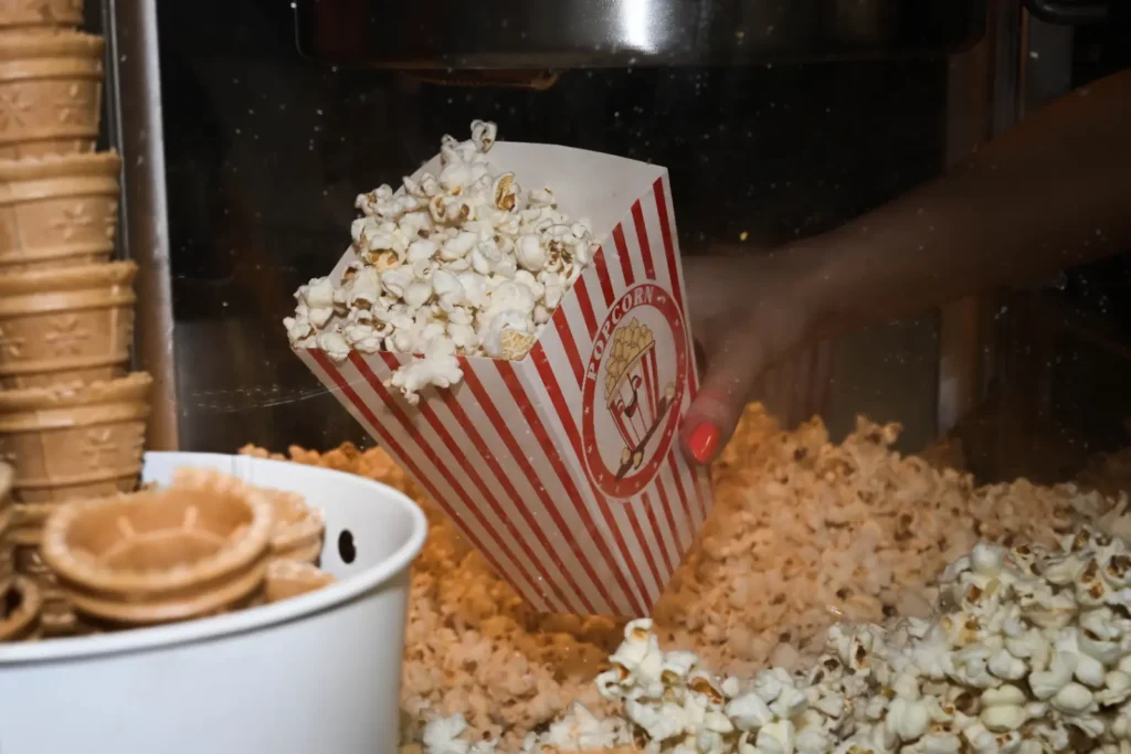 Detail popcornu a sladkého občerstvenia dostupného pre návštevníkov parku Dinopark Nové Zámky.
